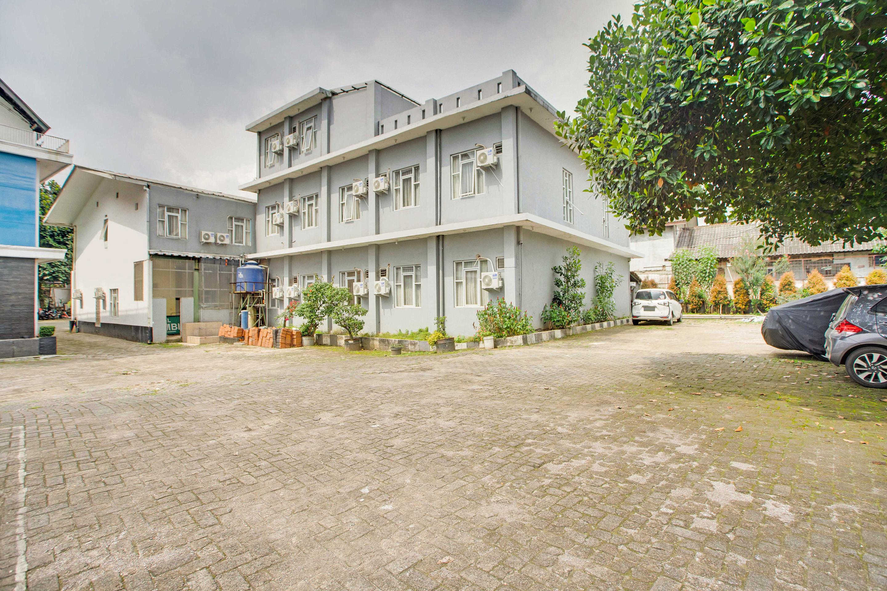Reddoorz @ Hotel Arimbi Dewi Sartika Baru Bandung Buitenkant foto